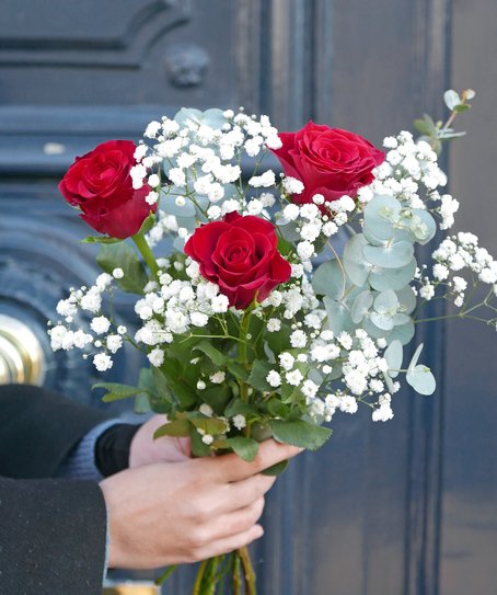 Belles Bougies Rouges Romantiques Avec Fleurs, Plan Rapproché