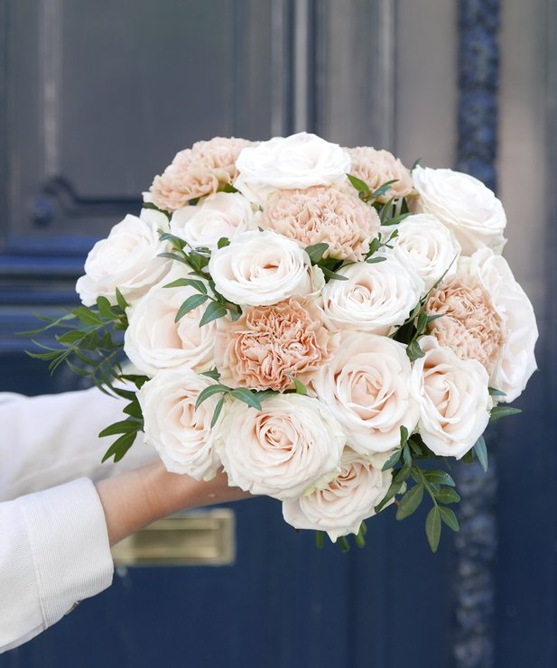 Bouquet Madeleine | Roses Blanches et Œillets | Livraison Express
